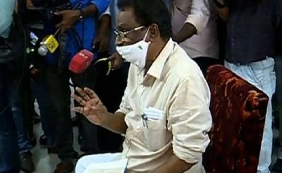 വാളയാർ പെൺകുട്ടികളുടെ കുടുംബവുമായി മന്ത്രി എ കെ ബാലന് കൂടിക്കാഴ്ച നടത്തി