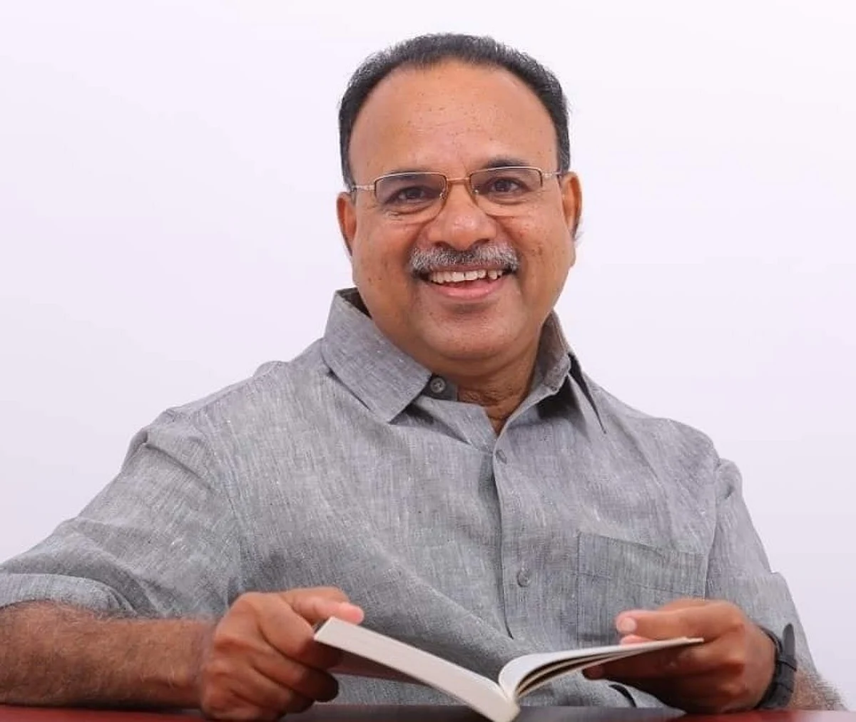 വിജയ ചരിത്രം തുടരാന് അദ്ധ്യാപനവഴിയില് നിന്നൊരു നേതാവ്