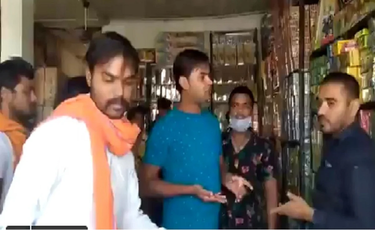 ഹിന്ദു ദൈവങ്ങളുടെ ചിത്രം പതിച്ച പടക്കം; മുസ്ലിം വ്യാപാരികള്ക്ക് നേരെ ഭീഷണി