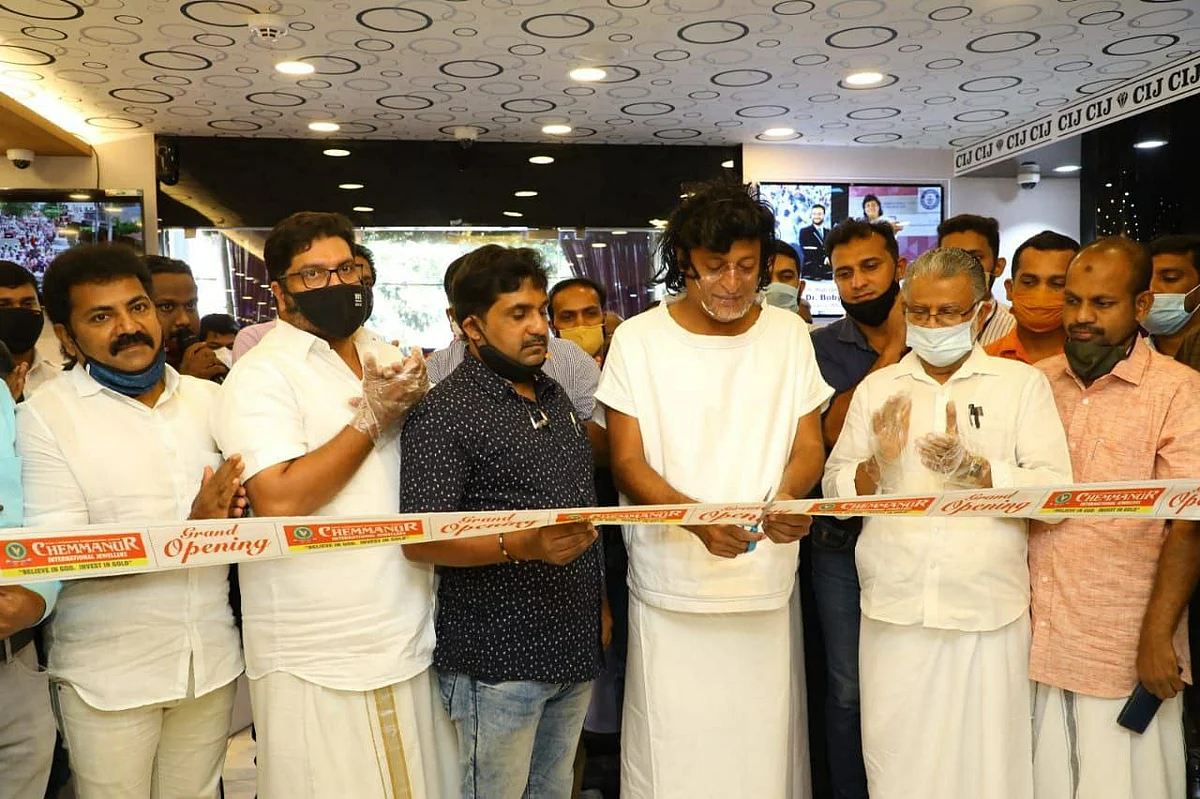 കസ്റ്റമറെ റോൾസ് റോയ്സിൽ വീട്ടിലെത്തിക്കാൻഡ്രൈവറായി ബോബി ചെമ്മണൂർ