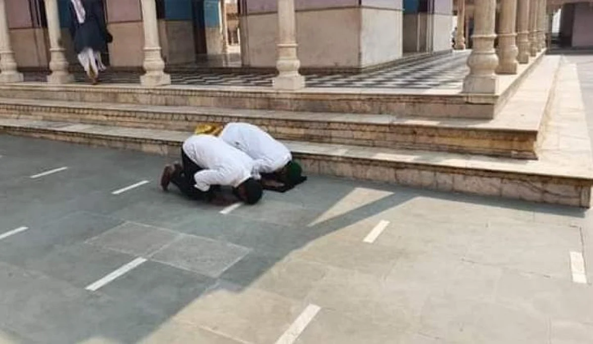 ക്ഷേത്രമുറ്റത്ത് നിസ്കരിച്ചതിന് യുവാക്കള്ക്കെതിരെ കേസെടുത്ത് യുപി പൊലീസ്