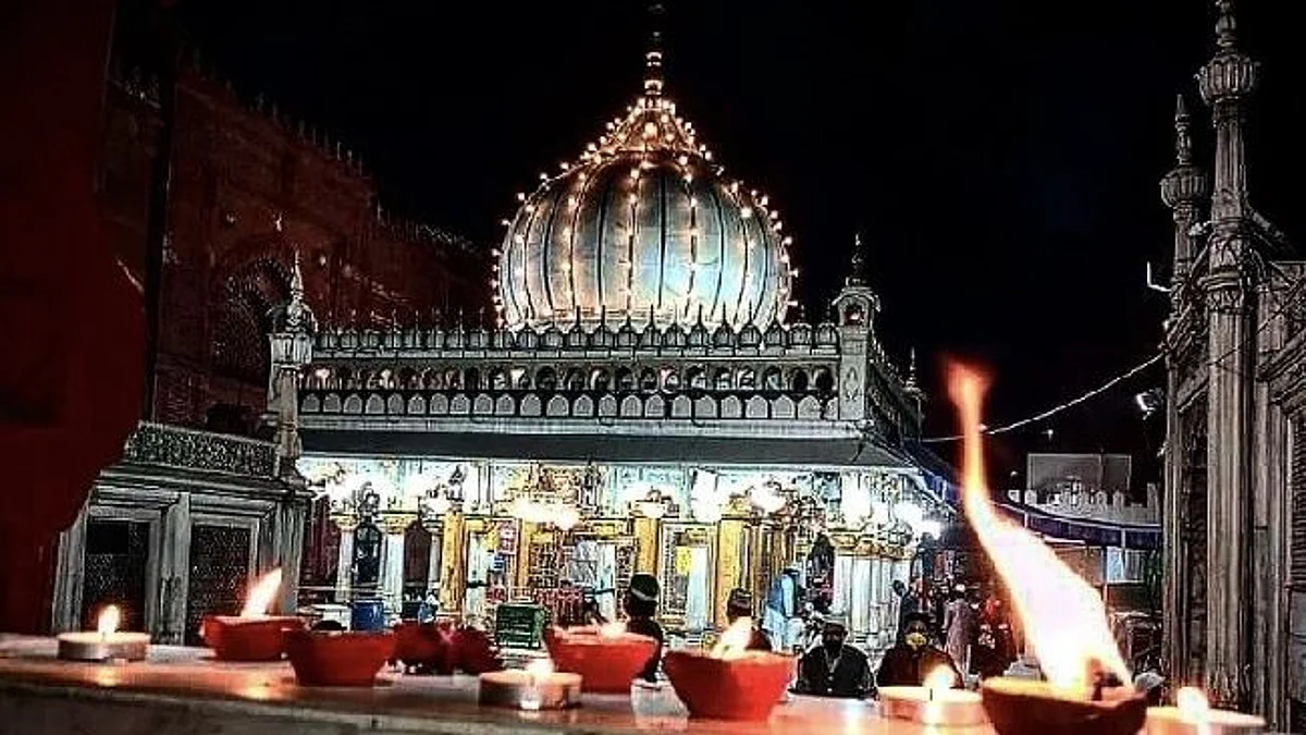 ദീപാവലിയിൽ ഹസറത്ത് നിസാമുദ്ദീൻ ദേവാലയം ദീപാലങ്കൃതം