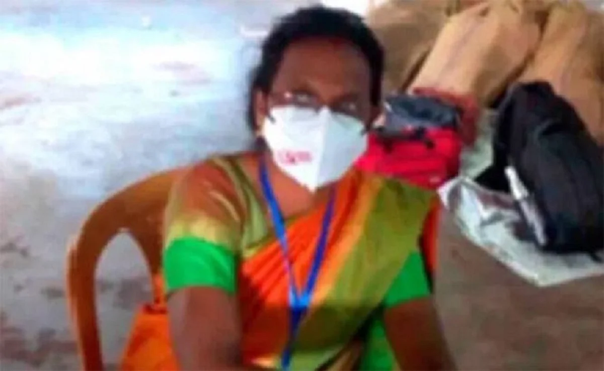പാർട്ടി ചിഹ്നമുള്ള മാസ്ക് ധരിച്ചെത്തിയ ഉദ്യോഗസ്ഥയെ സസ്പെൻഡ് ചെയ്തു