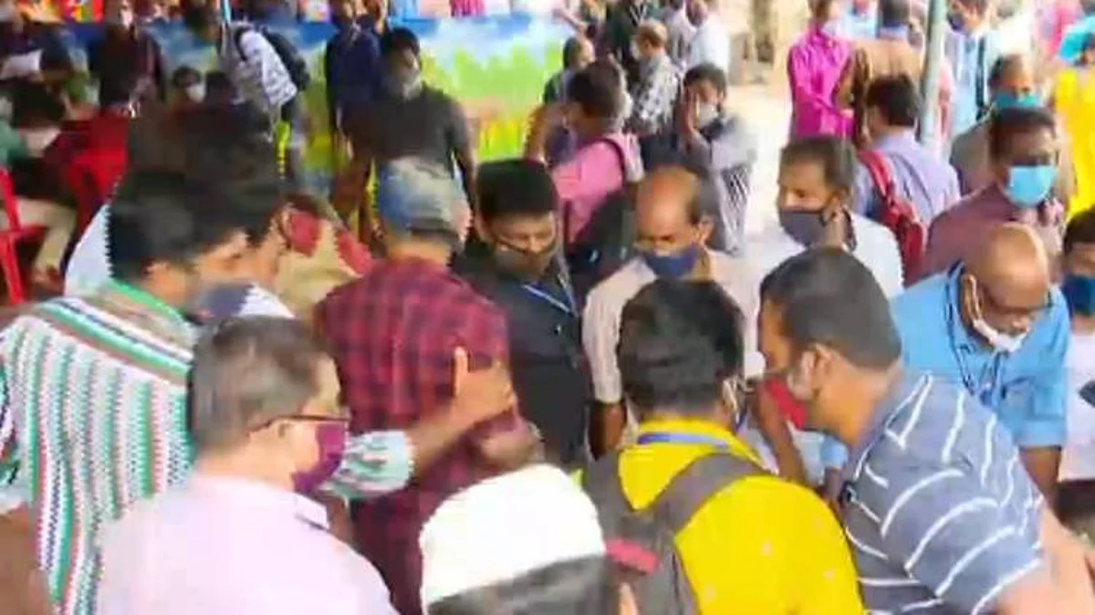 പോളിംഗ് സാമഗ്രികളുടെ വിതരണത്തിനിടെ തിക്കും തിരക്കും