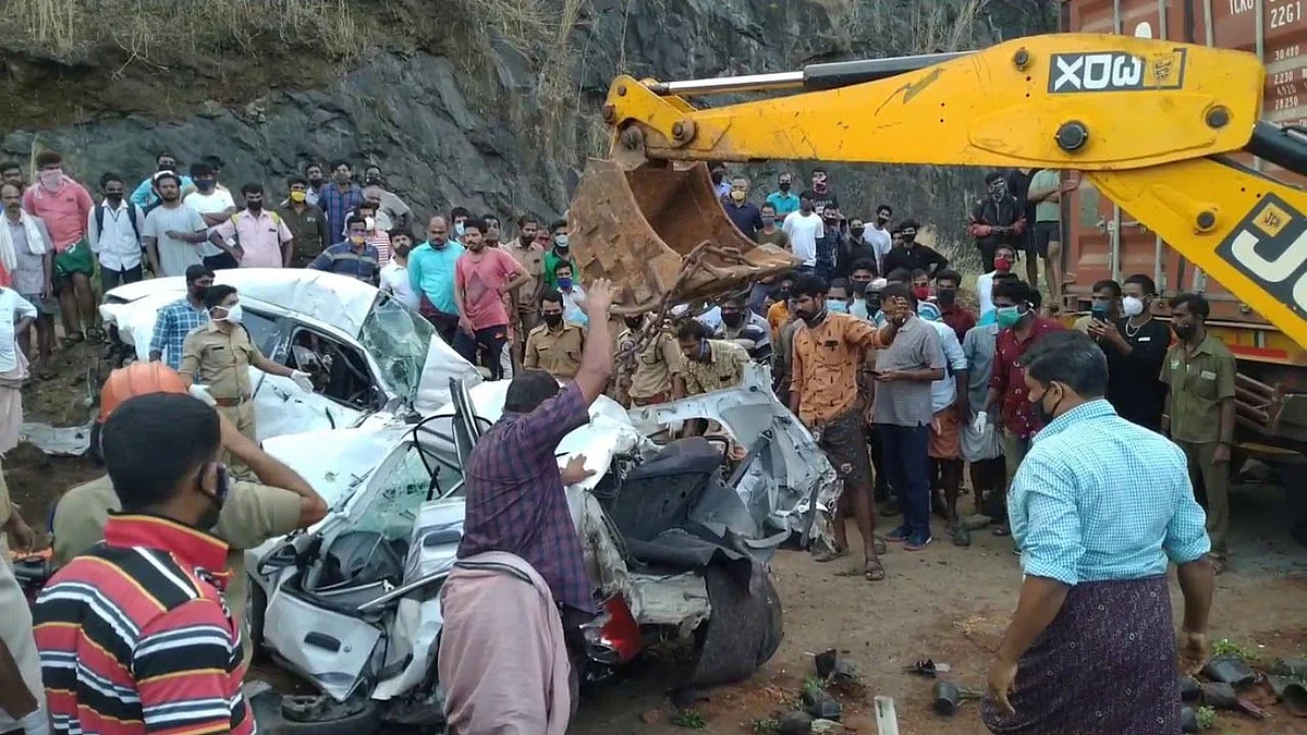 കുതിരാനിൽ ആറ് വാഹനങ്ങള് കൂട്ടിയിടിച്ച് മൂന്ന് പേര് മരിച്ചു