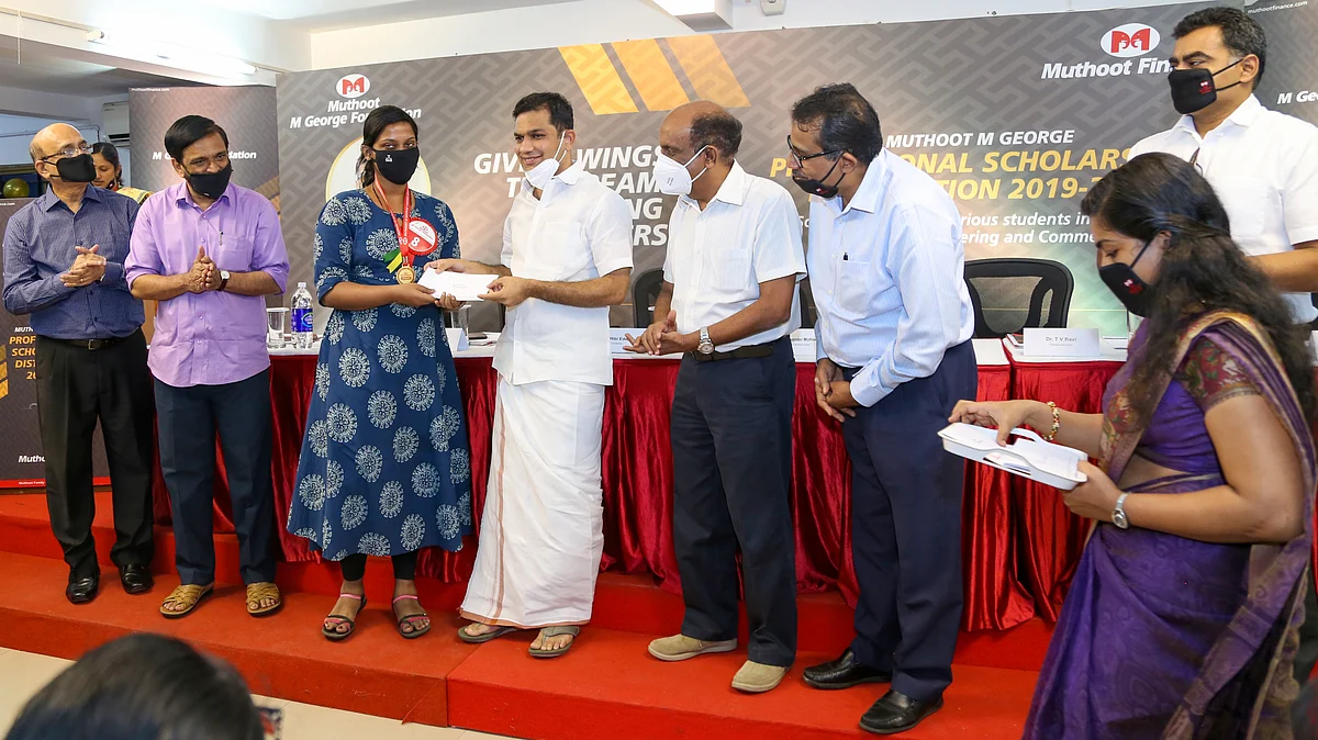 മുത്തൂറ്റ് എം ജോര്ജ് ഫൗണ്ടേഷന് പ്രൊഫഷണല്
സ്കോളര്ഷിപ്പുകള് വിതരണം ചെയ്തു