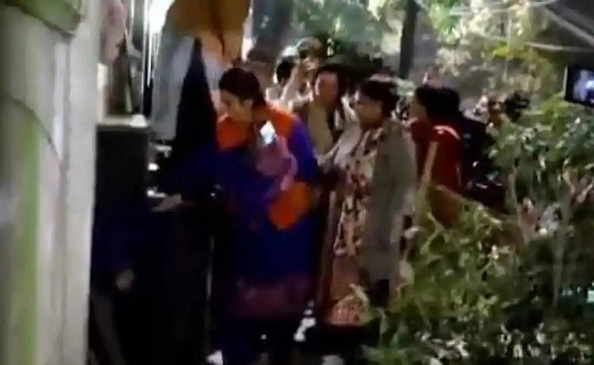 കെജ്രിവാളിന്റെ വീട് ആക്രമിച്ച് ബിജെപി നേതാക്കള്; സിസിടിവി തകര്ത്തു: ആരോപണവുമായി എഎപി