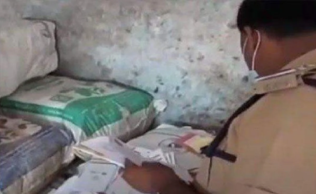 ആധാര് കാര്ഡുകള് തൂക്കിവിറ്റ് തപാല് വകുപ്പ് ജീവനക്കാരിയുടെ ഭര്ത്താവ്