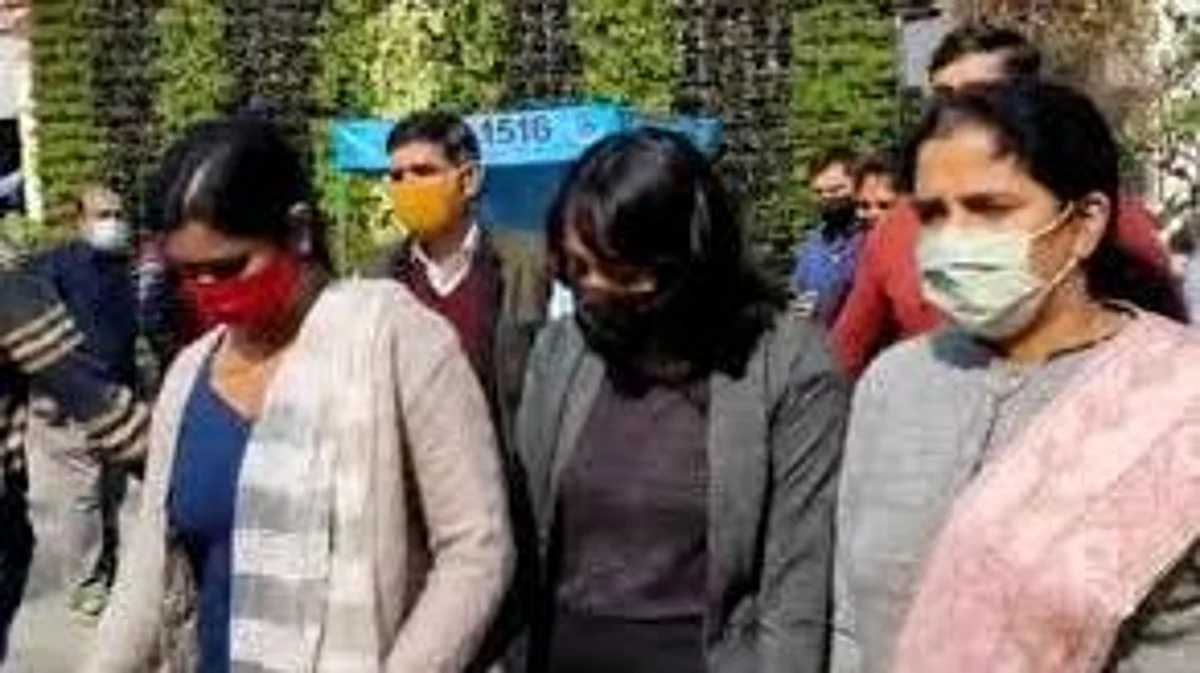 ദിഷ രവിക്ക് പിന്തുണയുമായി ദേശീയ വനിതാ കമ്മീഷന്; ഡല്ഹി പൊലീസിന് എതിരെ കേസെടുത്തു