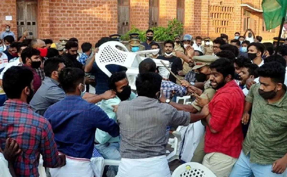യുവജനക്ഷേമ ബോര്ഡിന്റെ പരിപാടിയിലേക്ക് യൂത്ത് ലീഗിന്റെ പ്രതിഷേധം; പോലീസ് ലാത്തിവീശി