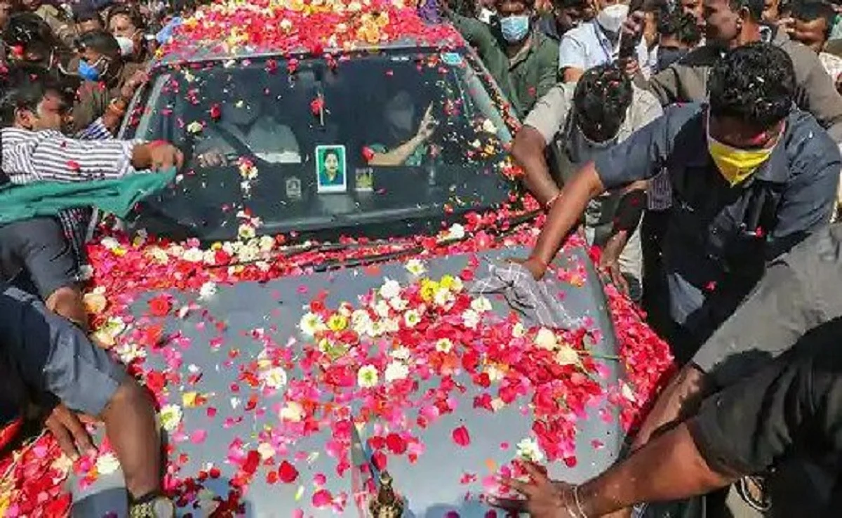 സജീവരാഷ്ട്രീയത്തിലേക്ക് പ്രവേശിക്കാന് ശശികല