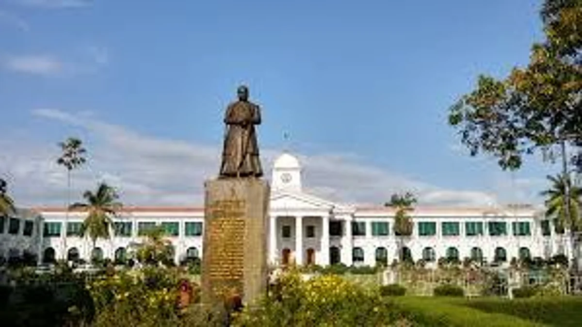 സെക്രട്ടേറിയറ്റിന് മുന്നില് വീണ്ടും പിഎസ്സി ഉദ്യോഗാര്ത്ഥികളുടെ ആത്മഹത്യ ശ്രമം