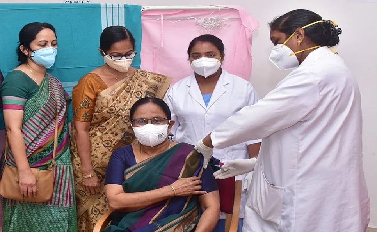 ആരോഗ്യമന്ത്രി കെകെ ശൈലജ കോവിഡ് വാക്സിന് സ്വീകരിച്ചു