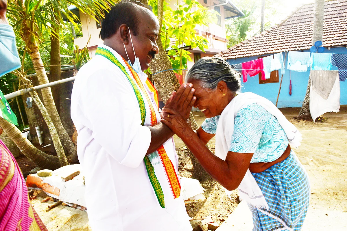 എളമക്കരസര്ക്കാര് ഹൈസ്കൂളിന് പുതിയ മുഖം;ആത്മവിശ്വാസത്തോടെ വോട്ടര്മാരെ കണ്ട് ടി.ജെ വിനോദ്