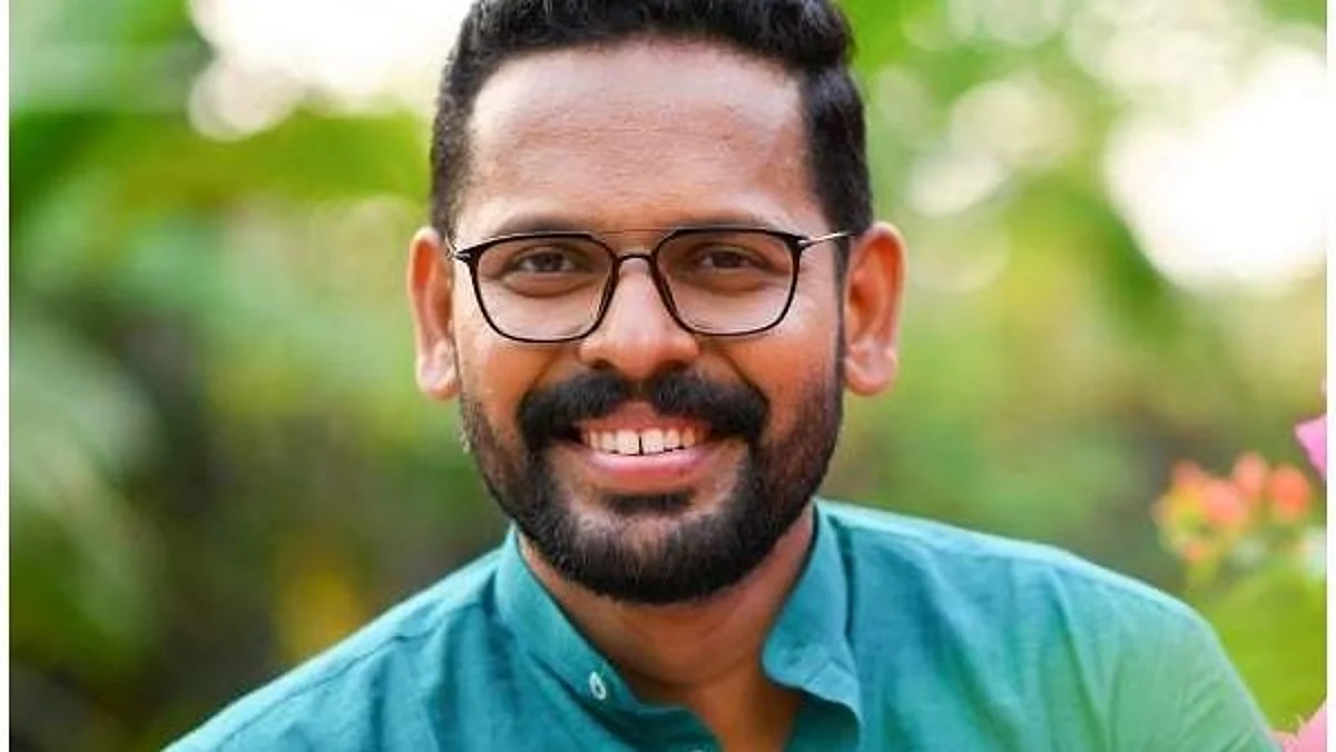 ഒറ്റപ്പാലത്തെ യു ഡി എഫ് സ്ഥാനാർഥി ഡോ .പി സരിനു വരണാധികാരിയുടെ നോട്ടീസ്