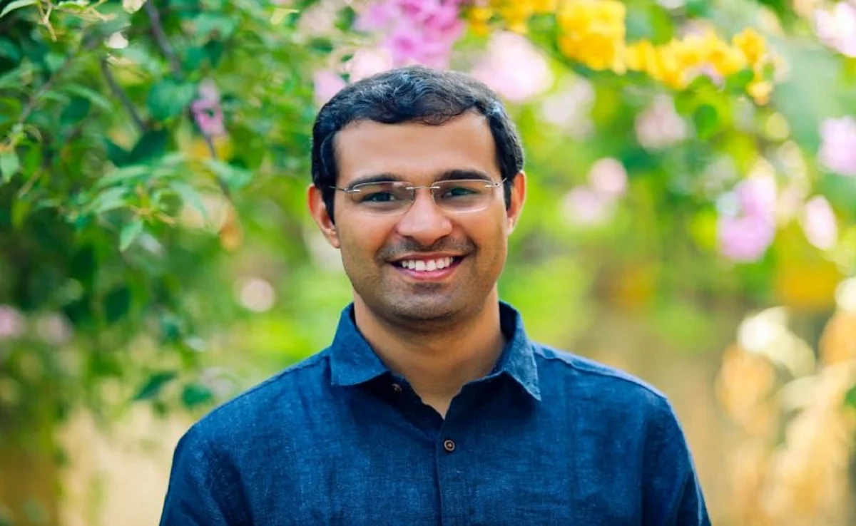 റോജി എം ജോണിന്റെ പ്രചാരണവാഹനത്തിലേക്ക് പോസ്റ്റും മരവും വീണു
