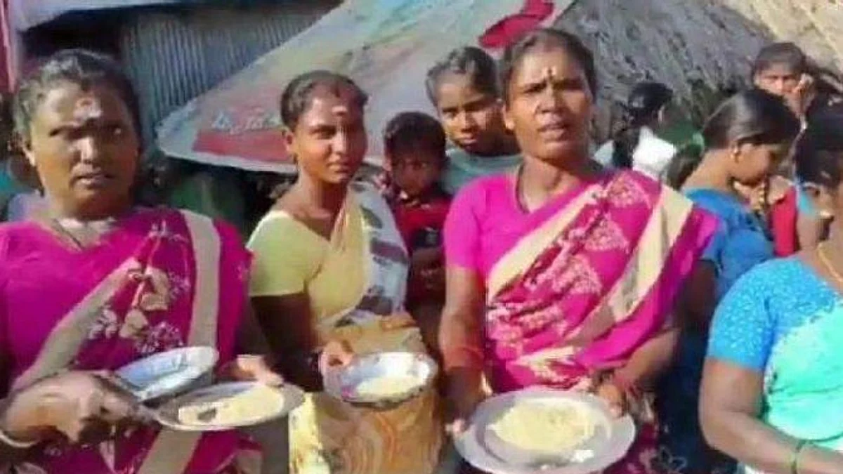 ഭക്ഷ്യ യോഗ്യം അല്ലാതെ റേഷൻ അരി കൊണ്ട് ആരതി ഉഴിഞ്ഞു ഗ്രാമീണരുടെ പ്രതിഷേധം