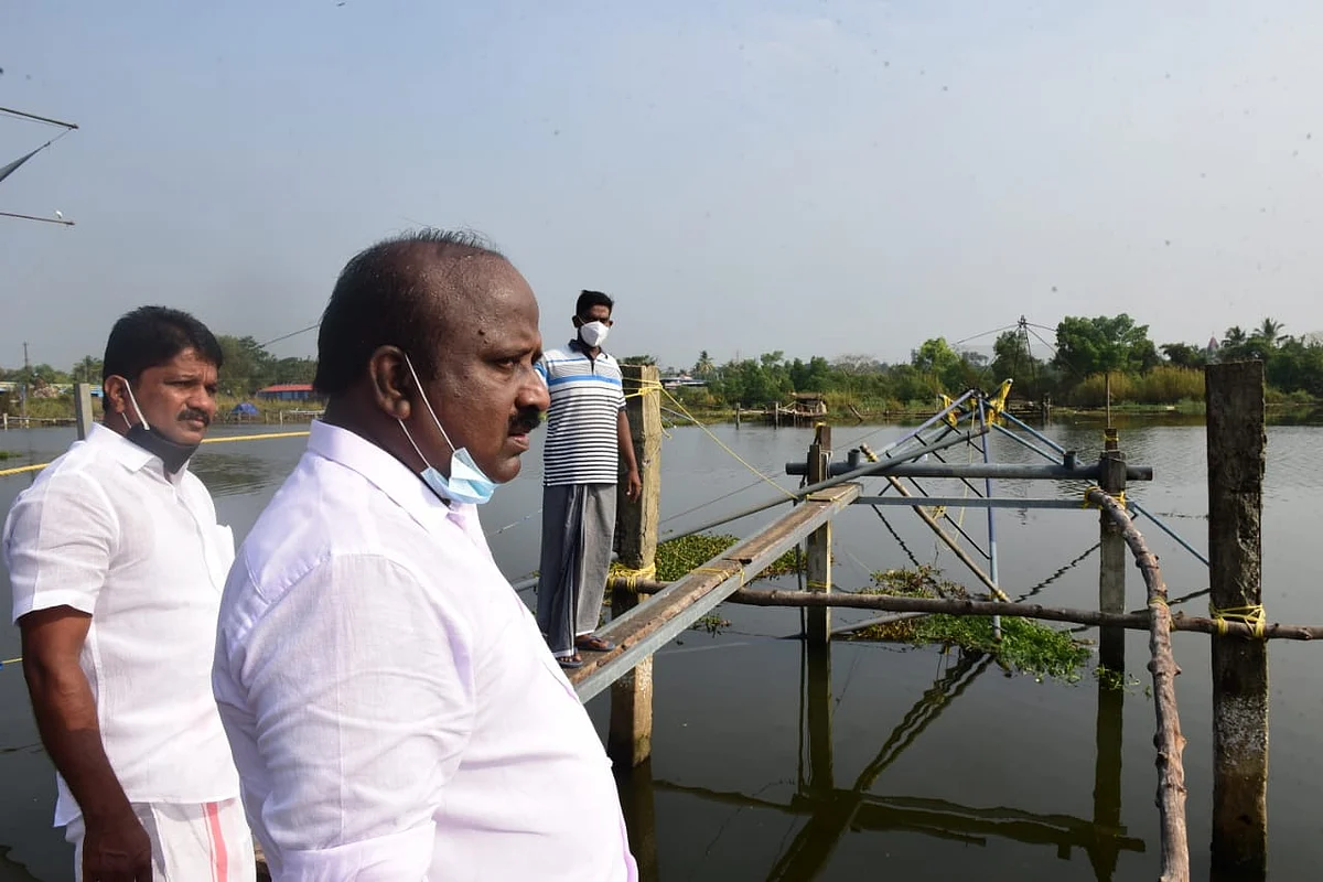 ദുരന്തമുഖത്ത് കരുതല് സാന്നിദ്ധ്യമായി ടി.ജെ വിനോദ്