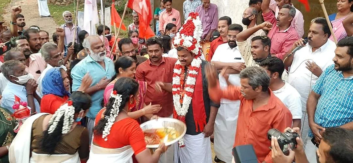 പുഷ്പ കിരീടം സമ്മാനിച്ചും ആരതിയുഴിഞ്ഞും ജനീഷ് കുമാറിന് സ്വീകരണമൊരുക്കി തോട്ടം തൊഴിലാളികള്