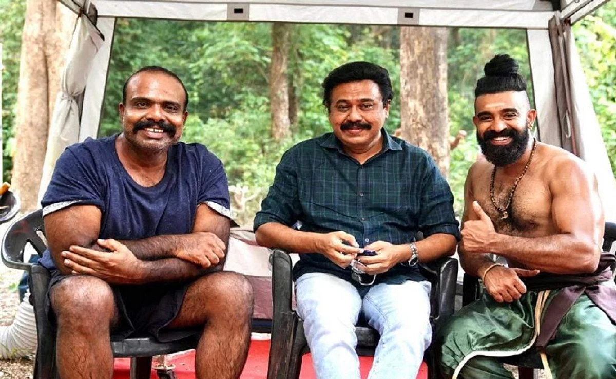 പത്തൊമ്പതാം നൂറ്റാണ്ടില് കായംകുളം കൊച്ചുണ്ണിയായി ചെമ്പന് വിനോദ്
