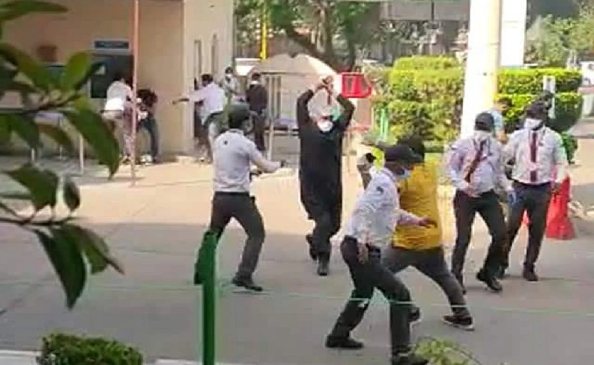കോവിഡ് രോഗി മരിച്ചു; ഡല്ഹിയില് ഡോക്ടറെ ഓടിച്ചിട്ട് തല്ലി ബന്ധുക്കൾ