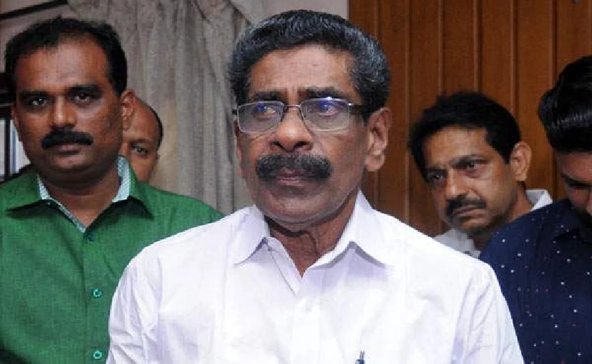 'ഉറക്കം തൂങ്ങി പ്രസിഡന്റ് വേണ്ട'; മുല്ലപ്പള്ളിക്കെതിരെ ഹൈബി ഈഡന്