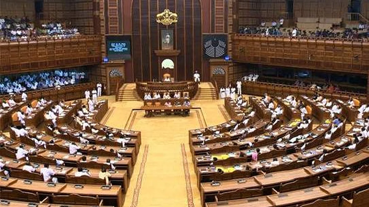 കാവൽ മന്ത്രിസഭയ്ക്ക് അനുമതി നൽകി ഗവർണറുടെ വിജ്ഞാപനം ഇറങ്ങി