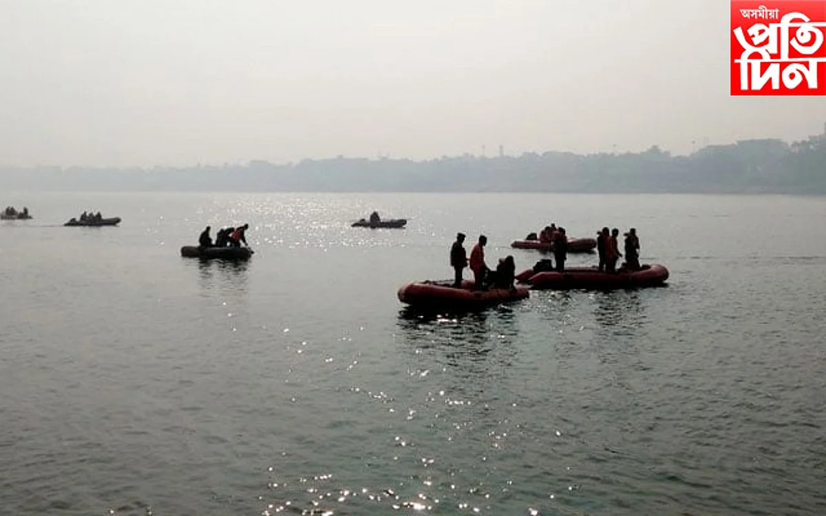 ২১ জন যাত্ৰী কঢ়িয়াই নিয়া নাও দুৰ্ঘটনাগ্ৰস্ত...