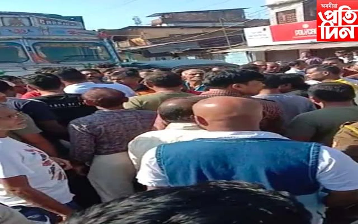 ৰাষ্ট্ৰীয় ঘাইপথ অৱৰোধেৰে ব্যৱসায়ীৰ উত্তাল প্ৰতিবাদ