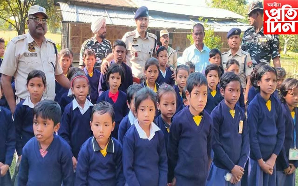 ছাত্র ছাত্ৰীৰ মাজত ছুৱেটাৰ বিতৰণ