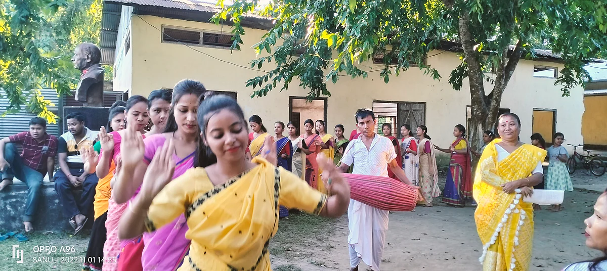 স্থানীয় শিল্পীৰ আখৰা