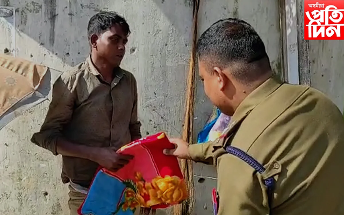 লাচিত বৰফুকনৰ ৪০০ বছৰীয়া জন্ম জয়ন্তী উপলক্ষে পদপথৰ লোকক বস্ত্ৰ বিতৰণ আৰক্ষীৰ