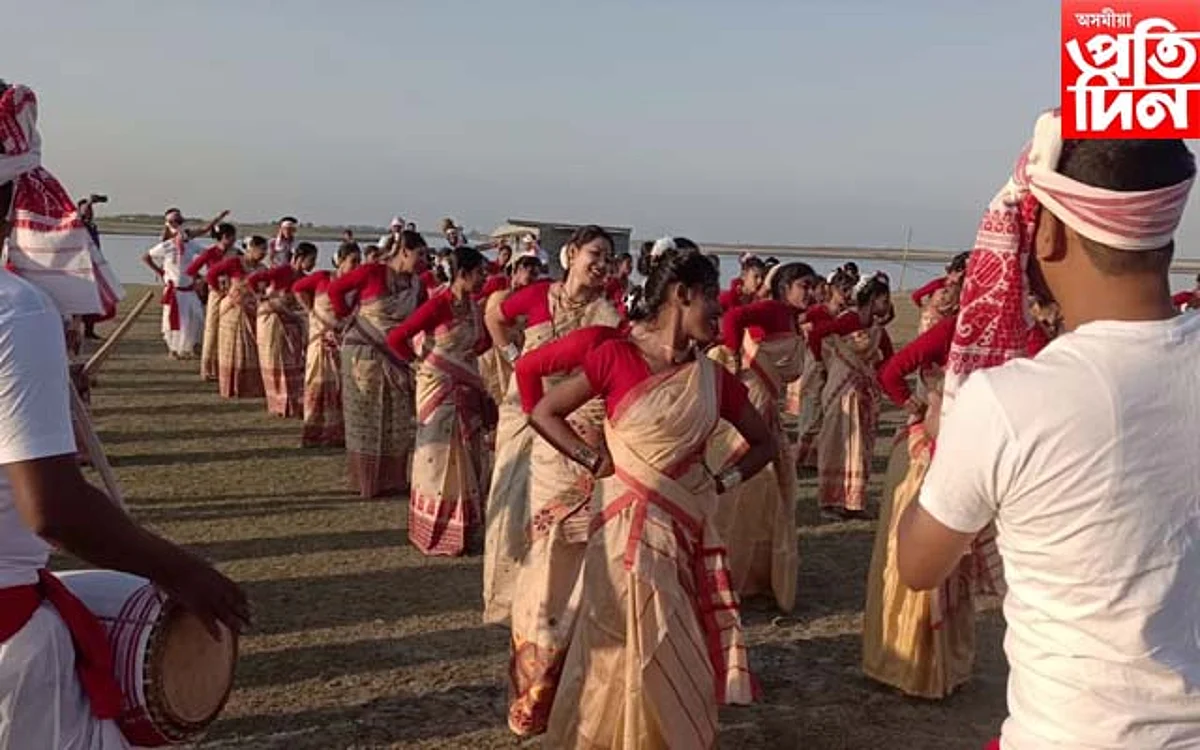 বৰলুইতৰ পাৰত বিহু নৃত্য