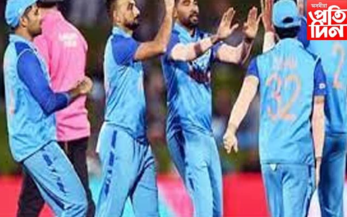 উইকেট দখল কৰাৰ পাছত চিৰাজক সতীৰ্থৰ অভিবাদন