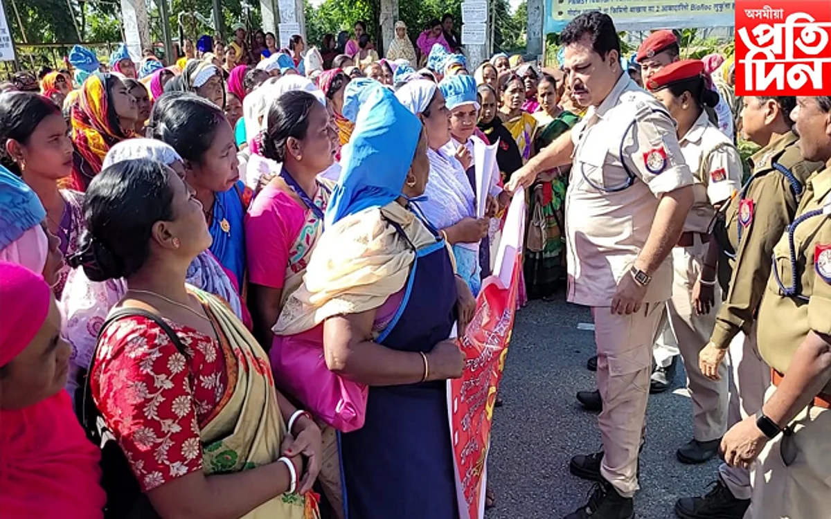 চিৰাঙৰ কাজলগাঁৱত মধ্যাহ্ন ভোজন কৰ্মচাৰী ইউনিয়নৰ উত্তাল প্ৰতিবাদ