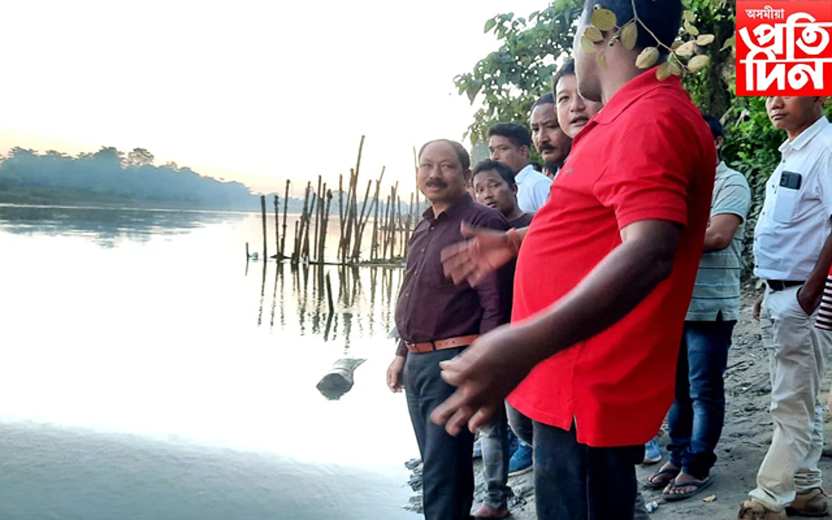 ঢকুৱাখনা নগৰৰ মহঘুলিত চাৰিকঢ়িয়া নদীৰ খহনীয়া পৰিদর্শন এম এ চিৰ অধ্যক্ষ সুনীল পেগুৰ...