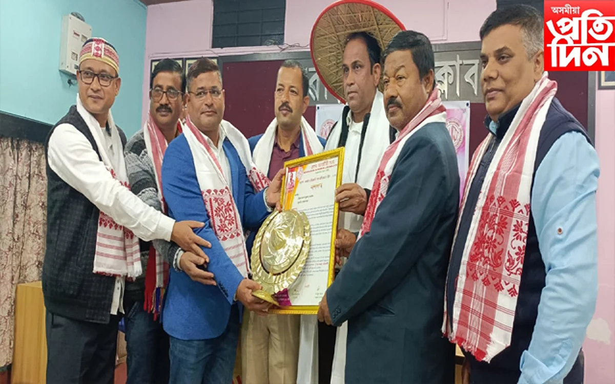 সাংবাদিক কন্দৰ্প কুমাৰ দেবনাথক 'নৃপেন বৰুৱা সোঁৱৰণী সাংবাদিকতা বঁটা-২০২২'