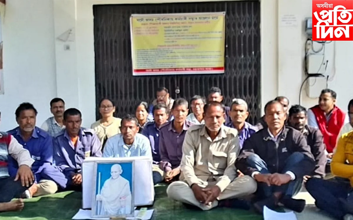 ঢকুৱাখনাত পৌৰ নিকায় কৰ্মচাৰীৰ সৰ্বাত্মক ধৰ্মঘটত অচল পৌৰ সভা