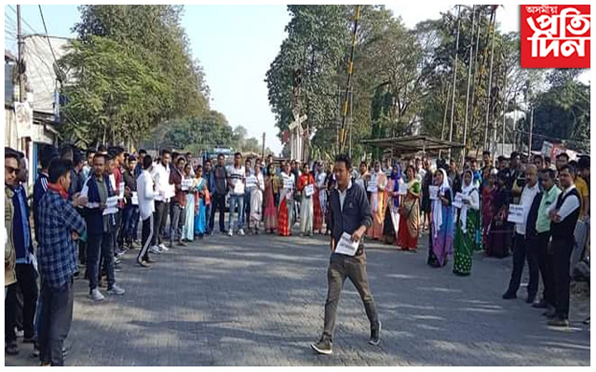 কলেজীয়া ছাত্ৰক প্ৰহাৰক কেন্দ্ৰ কৰি উত্তপ্ত মাকুম