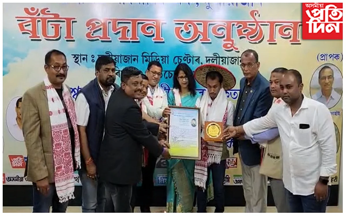 'অসমীয়া প্ৰতিদিন'ৰ চাবুৱাৰ সাংবাদিক বিশ্বজিৎ ফুকনলৈ যুৱ সাংবাদিকতা বঁটা