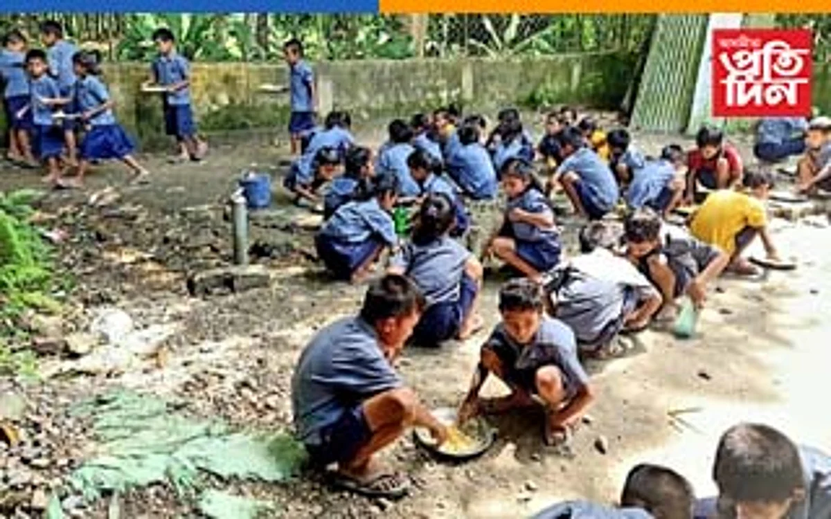 অস্বাস্থ্যকৰ পৰিবেশত ছাত্ৰ ছাত্ৰীয়ে গ্ৰহণ কৰিব লাগে মধ্যাহ্ন ভোজন