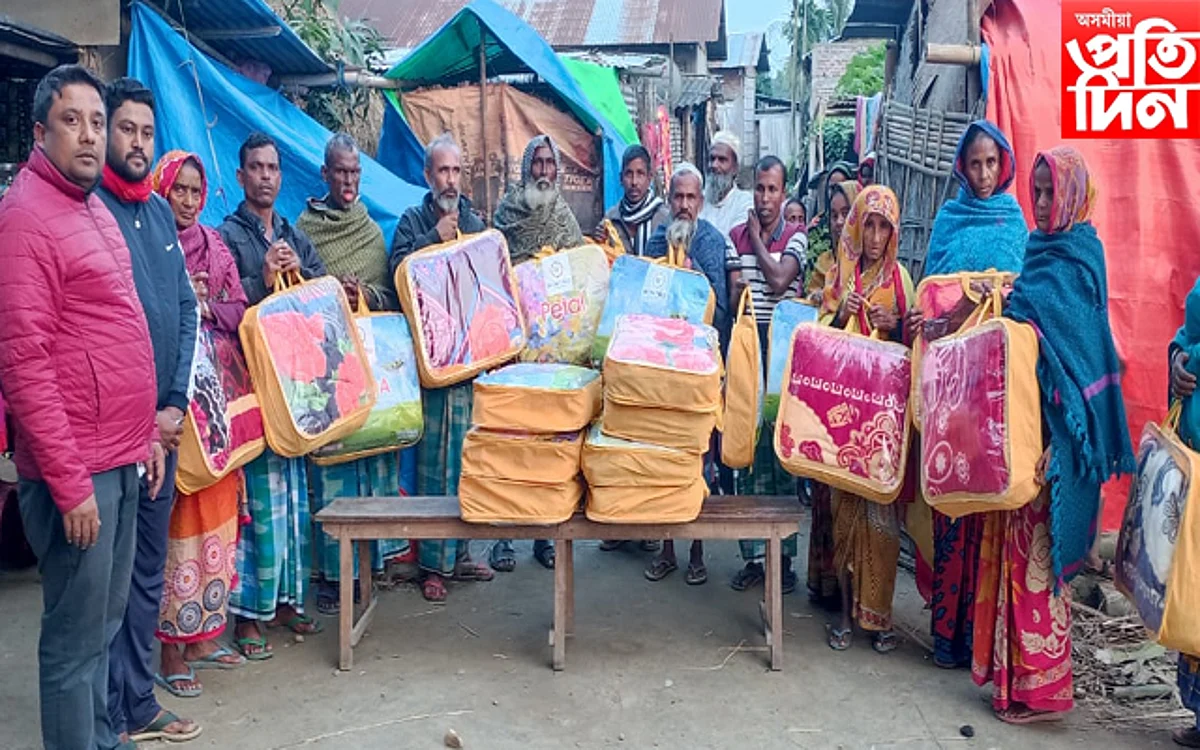 উচ্ছেদিত পৰিয়ালৰ মাজত কম্বল বিতৰণ সমাজকৰ্মী জিয়াউল ইছলামৰ