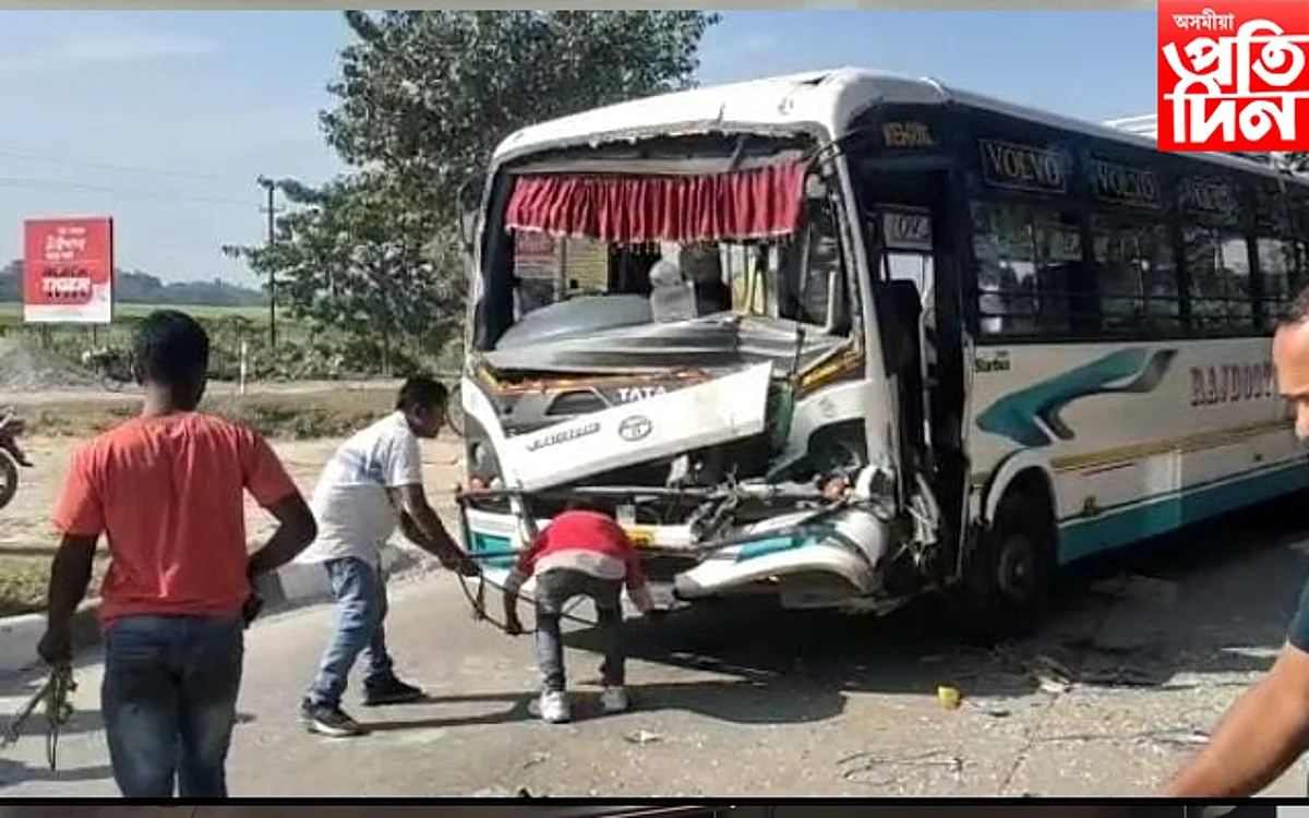 বজালীত ভয়ংকৰ পথ দুৰ্ঘটনা! যাত্ৰী বাহী বাছৰ মুখামুখি সংঘৰ্ষ...