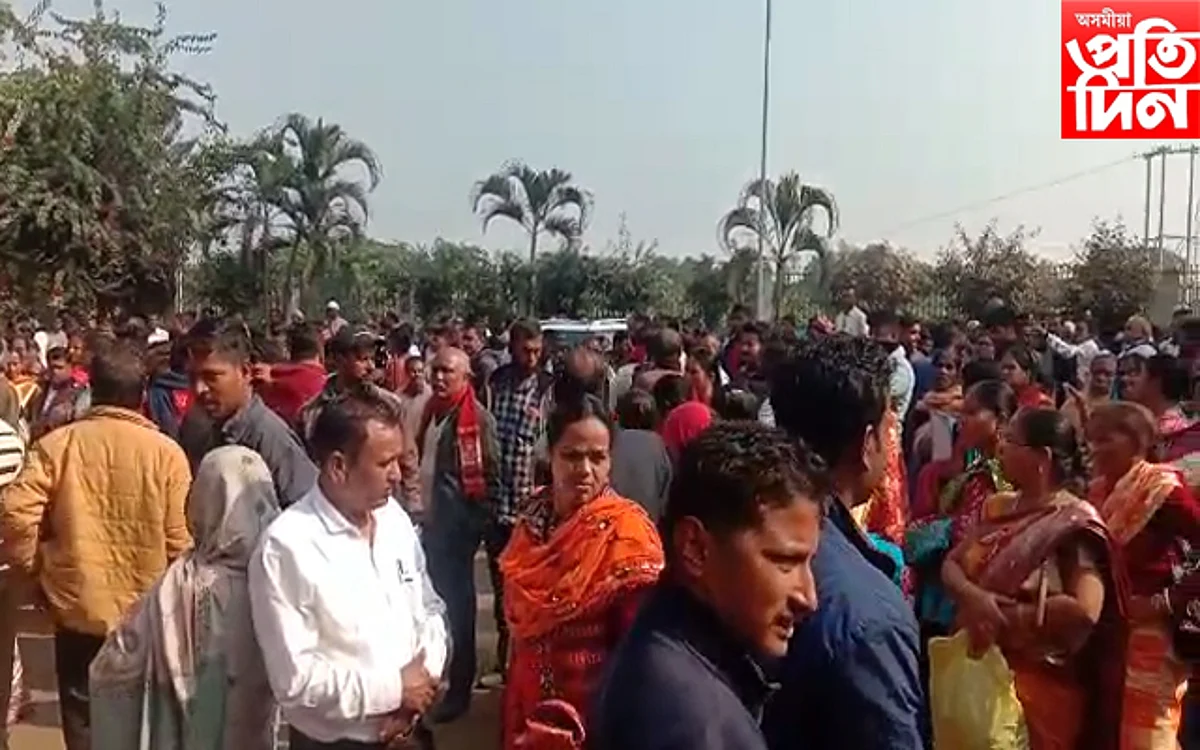 হাজাৰ হাজাৰ লোকে ঘেৰাও কৰিলে লামডিং ৰেলৱে মাণ্ডলিক প্ৰৱন্ধকৰ কাৰ্যালয়