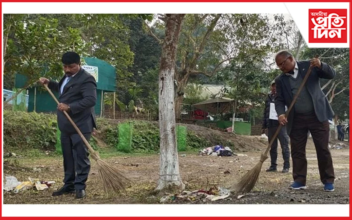 হাতত ঝাড়ু তুলি ল’লে মন্ত্ৰী অতুল বৰাই