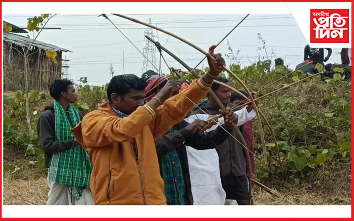 হাতত ধনু-কাড়ঁ লৈ কাজিৰঙাৰ পথাৰত এদল লোক