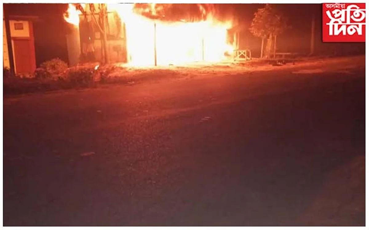 ত্ৰিপুৰাৰ প্ৰাক্তন মুখ্যমন্ত্ৰী বিপ্লৱ দেৱৰ বাসগৃহত অগ্নি সংযোগ দুৰ্বৃত্তৰ