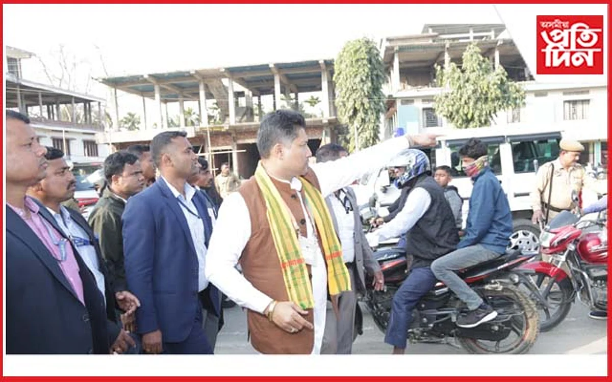 দুৰ্ঘটনাত পতিতক নিজৰ বাহনত উঠাই চিকিৎসালয়লৈ প্ৰেৰণ মন্ত্ৰী হাজৰীকাৰ