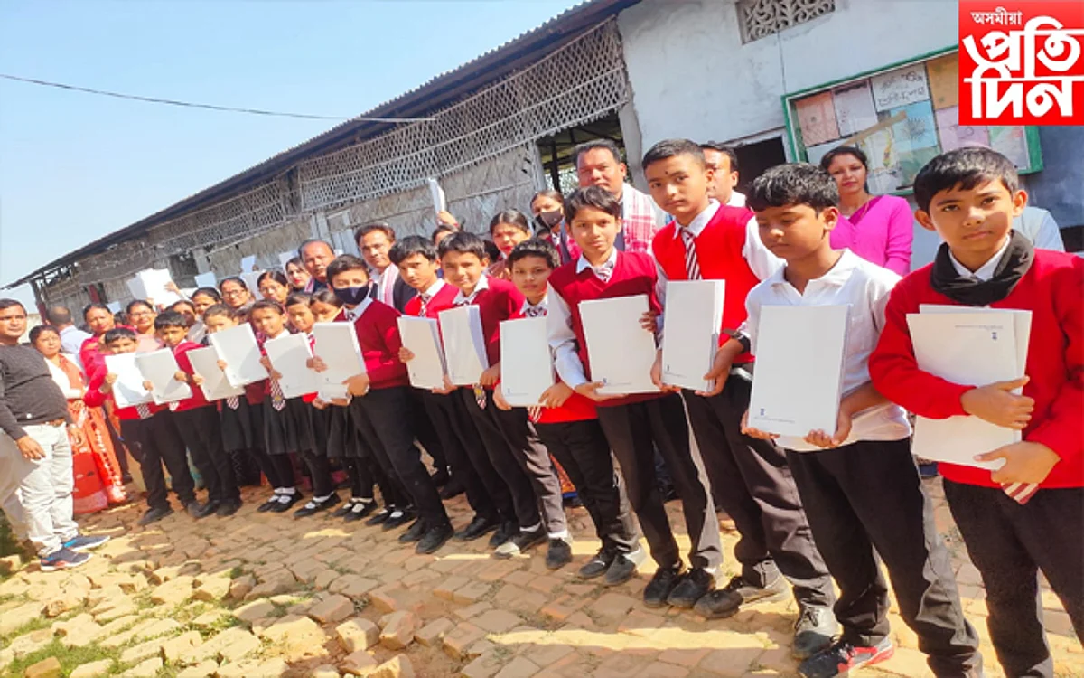 অনুসূচীত জাতি উন্নয়ন বৰ্ড নগাঁৱৰ উদ্যোগত ছাত্ৰ-ছাত্ৰীৰ মাজত অনুশীলন বহী বিতৰণ