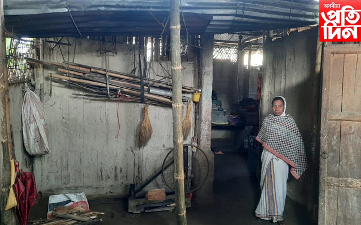 উন্নয়নৰ নুমনা! ধন দিয়াৰ পাছতো চৰকাৰী গৃহ নাপালে এটি দুৰ্ভগীয়া পৰিয়ালে...